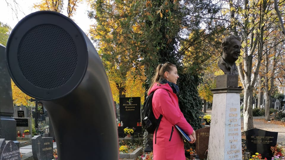 Poeziomat nedaleko hrobu Egona Erwina Kische na začátku prohlídky přehrává nejznámější vystoupení Václava Havla | Foto: Petr Lukeš, Radio Prague International Poeziomat nedaleko hrobu Egona Erwina Kische na začátku prohlídky přehrává nejznámější vystoupení Václava Havla | Foto: Petr Lukeš, Radio Prague International