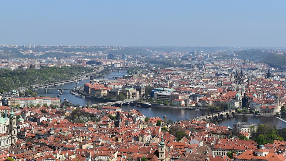 Výhled z Petřínské rozhledny na Prahu a řeku Vltavu