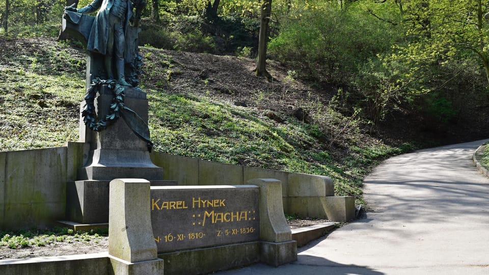 Pomník Karla Hynka Máchy na Petříně Pomník Karla Hynka Máchy na Petříně