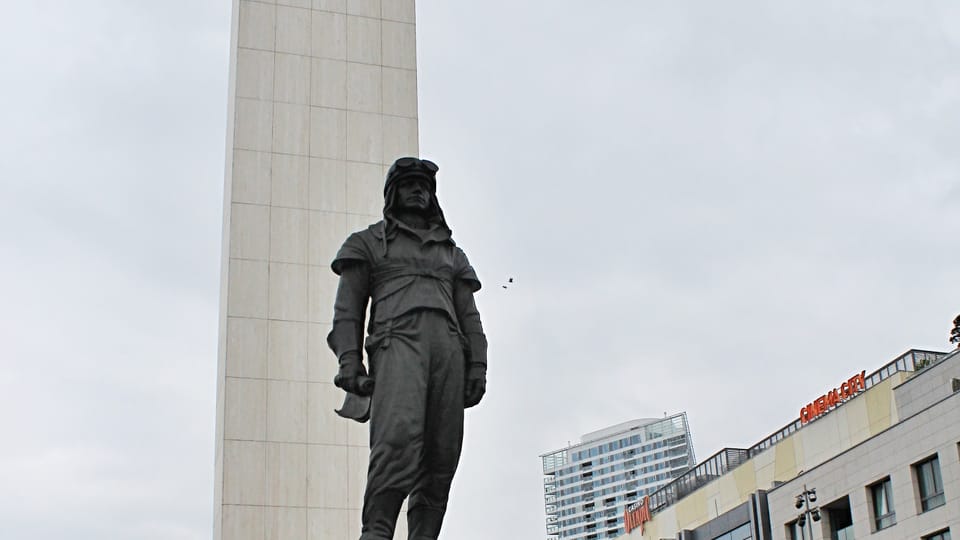 Památník M. R. Štefánika na nábřeží Dunaje v Bratislavě Památník M. R. Štefánika na nábřeží Dunaje v Bratislavě