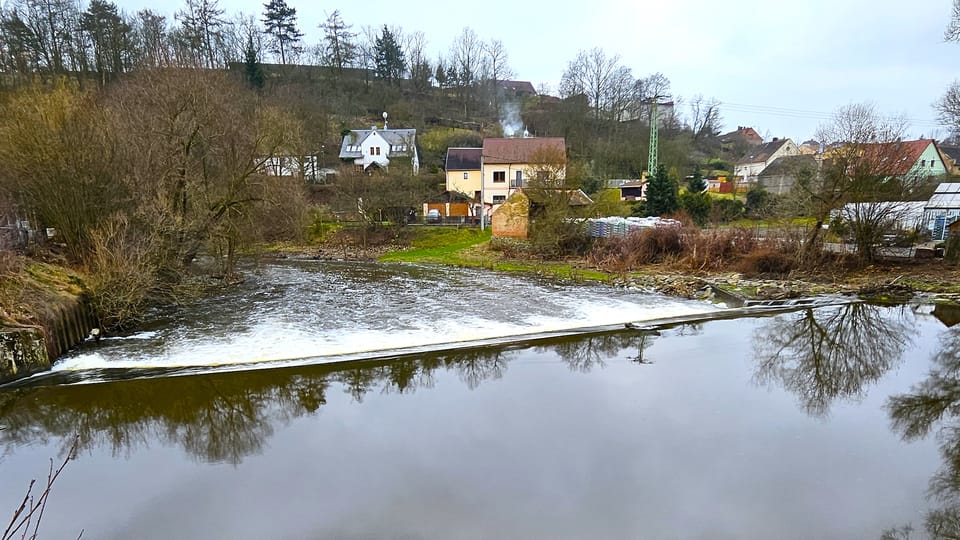 Meandr řeky Mže, která se svými přítoky chránila město na skalním ostrohu ze tří stran | Foto: Petr Lukeš, Radio Prague International Meandr řeky Mže, která se svými přítoky chránila město na skalním ostrohu ze tří stran | Foto: Petr Lukeš, Radio Prague International