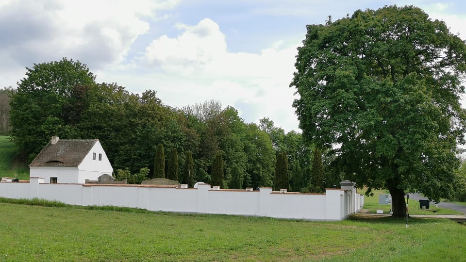 Starý hřbitov v Siřemi, kde jsou pochování původní obyvatelé Sudet | Foto: Petr Lukeš, Radio Prague International Starý hřbitov v Siřemi, kde jsou pochování původní obyvatelé Sudet | Foto: Petr Lukeš, Radio Prague International