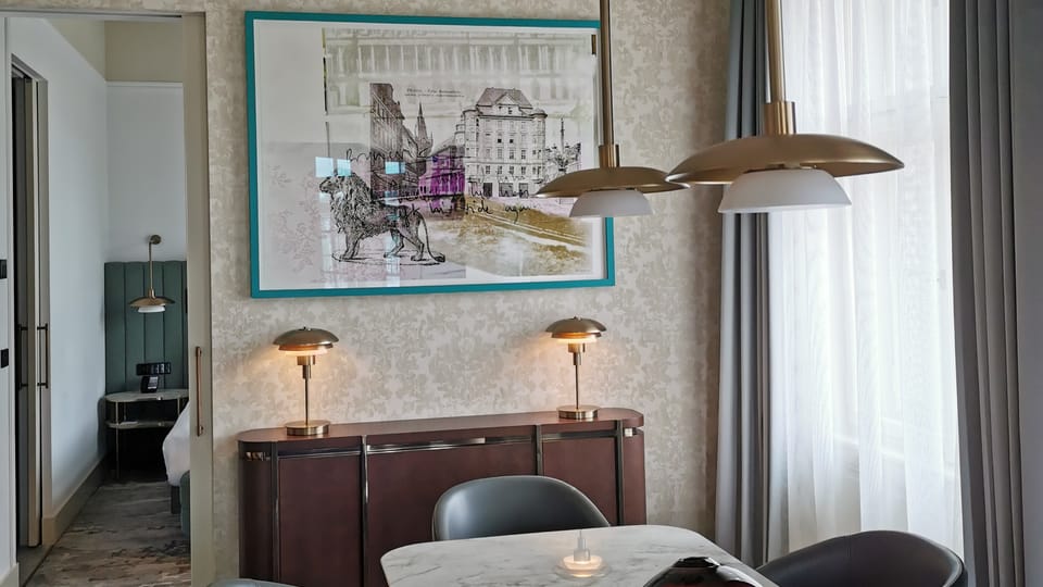 Moderní a původní prvky jsou i ve velkém apartmánu se zasedací místností | Foto: Petr Lukeš,  Radio Prague International