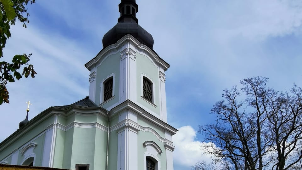 Půvabný barokní kostelík uprostřed Siřemi chtěli v osmdesátých letech zbourat. Pár nadšenců ho teď dává dohromady | Foto: Petr Lukeš, Radio Prague International Půvabný barokní kostelík uprostřed Siřemi chtěli v osmdesátých letech zbourat. Pár nadšenců ho teď dává dohromady | Foto: Petr Lukeš, Radio Prague International