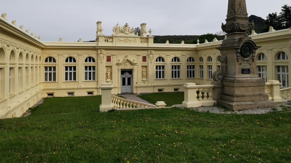 Zadní trakt historické budovy Bílinské kyselky s památníkem balneologa F. A. Reusse | Foto: Petr Lukeš Zadní trakt historické budovy Bílinské kyselky s památníkem balneologa F. A. Reusse | Foto: Petr Lukeš