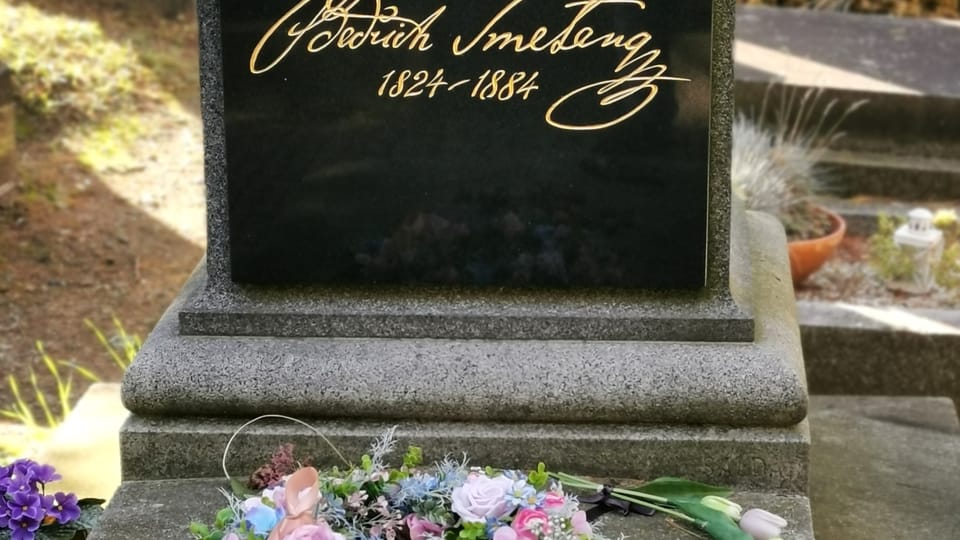 Kaštany na desce hrobu Bedřicha Smetany jsou znakem uznání a přízně umělci | Foto: Petr Lukeš, Radio Prague International Kaštany na desce hrobu Bedřicha Smetany jsou znakem uznání a přízně umělci | Foto: Petr Lukeš, Radio Prague International