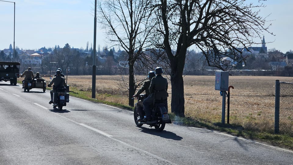 Konvoj historických vojenských vozidel ku příležitosti 80. výročí osvbození a připomenutí náletů na Prahu v roce 1945 | Foto: Štěpánka Budková, Radio Prague International Konvoj historických vojenských vozidel ku příležitosti 80. výročí osvbození a připomenutí náletů na Prahu v roce 1945 | Foto: Štěpánka Budková, Radio Prague International