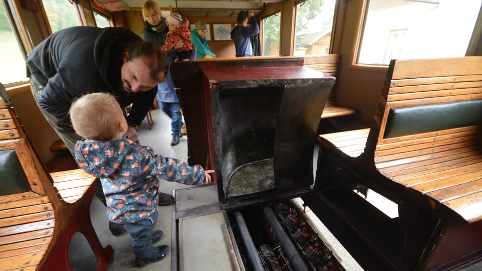 Údržba hurvínka M 131.1280 je magnetem i pro nejmenší pasažéry | Foto: Břetislav Tureček, Radio Prague International Údržba hurvínka M 131.1280 je magnetem i pro nejmenší pasažéry | Foto: Břetislav Tureček, Radio Prague International