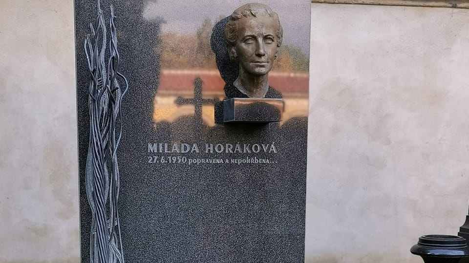 Hrob Milady Horákové najdeme u zdi vyšehradské baziliky svatého Petra a Pavla | Foto: Petr Lukeš, Radio Prague International Hrob Milady Horákové najdeme u zdi vyšehradské baziliky svatého Petra a Pavla | Foto: Petr Lukeš, Radio Prague International