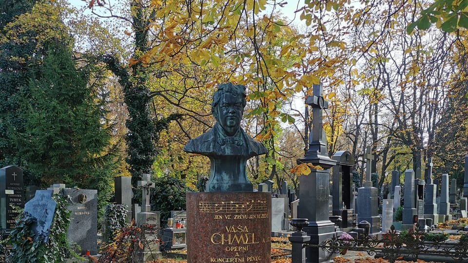 Busta barytonisty Váši Chmela zdobí hrob, ve kterém je pohřben společně s dalším pěvcem Lvem Uhlířem | Foto: Petr Lukeš, Radio Prague International Busta barytonisty Váši Chmela zdobí hrob, ve kterém je pohřben společně s dalším pěvcem Lvem Uhlířem | Foto: Petr Lukeš, Radio Prague International