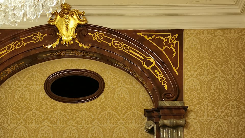 Detail zdobného oblouku v jedné z komnat v prvním patře v průčelí paláce | Foto: Petr Lukeš,  Radio Prague International
