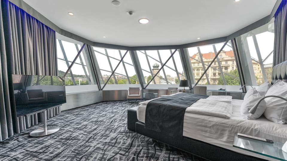 Nejkrásnější apartmány s úžasným výhledem na Pražský hrad jsou ve věži Ginger. | Foto: Dancing House Hotel