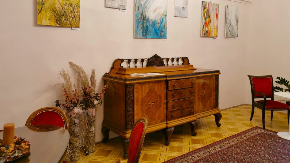 Prodejní výstava obrazů Terezy Bulis v salonku Kaiserštejnského paláce | Foto: Petr Lukeš,  Radio Prague International