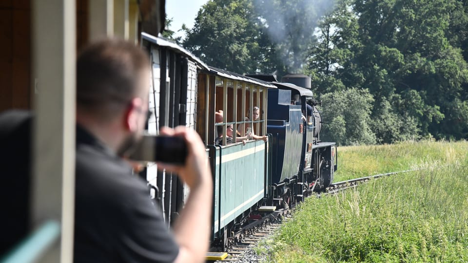 Parní lokomotiva je hlavně pro turisty, zajímavý je ale i pravidelný motorový vlak. | Foto: Břetislav Tureček, Radio Prague International Parní lokomotiva je hlavně pro turisty, zajímavý je ale i pravidelný motorový vlak. | Foto: Břetislav Tureček, Radio Prague International