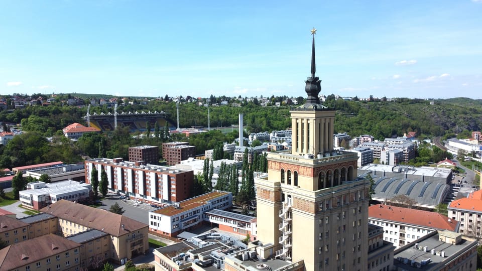 Horní dvě věže hotelu. Za ním je pražská Juliska | Foto: Vít Pohanka, Radio Prague International Horní dvě věže hotelu. Za ním je pražská Juliska | Foto: Vít Pohanka, Radio Prague International
