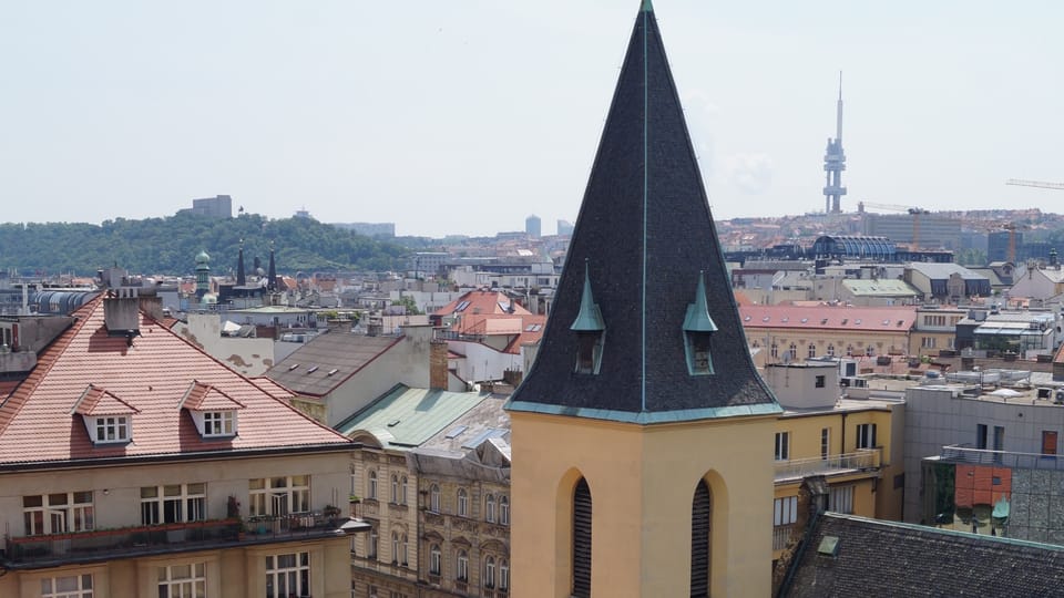 Pohled z Novomlýnské vodárenské věže na kostel sv. Klimenta,  vrch Vítkov a Žižkov | Foto: Miloš Turek,  Radio Prague International