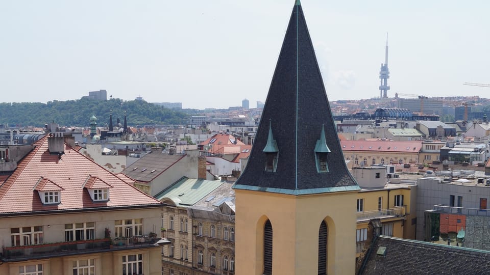 Pohled z Novomlýnské vodárenské věže na kostel sv. Klimenta, vrch Vítkov a Žižkov | Foto: Miloš Turek, Radio Prague International Pohled z Novomlýnské vodárenské věže na kostel sv. Klimenta, vrch Vítkov a Žižkov | Foto: Miloš Turek, Radio Prague International