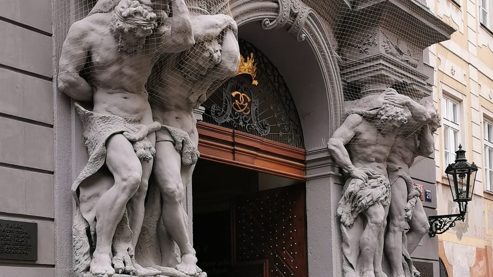 Herkulové vzpírající hlavní portál paláce | Foto: Petr Lukeš, Radio Prague International Herkulové vzpírající hlavní portál paláce | Foto: Petr Lukeš, Radio Prague International