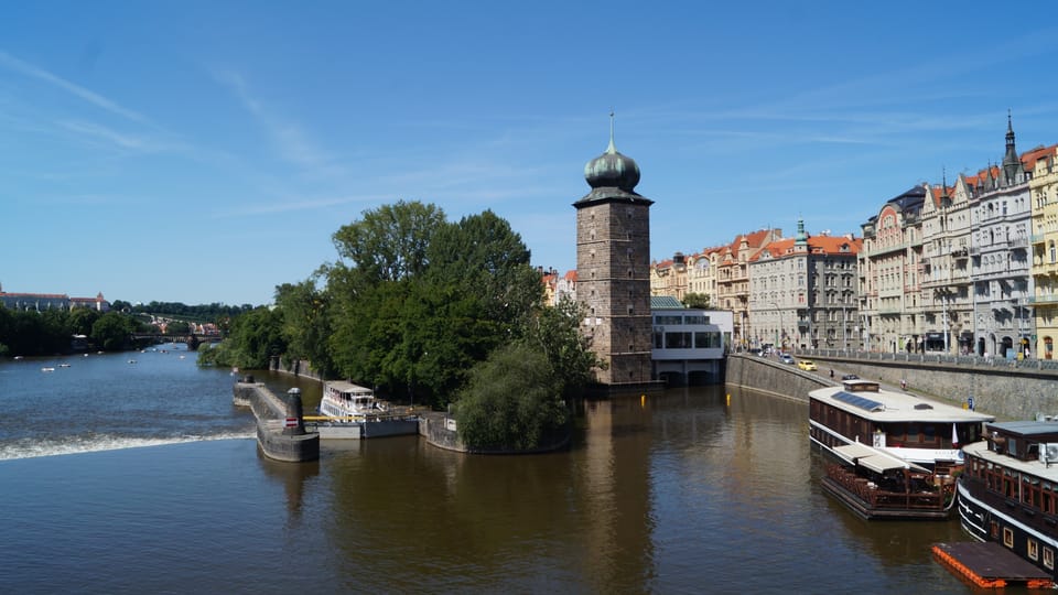 Šítkovská vodárenská věž je nejšikmější svého druhu v celém Česku. Dalšímu náklonu základů stavby na písčitém podloží brání železobetonový věnec. Věž sloužila v letech 1977–89 jako pozorovatelna StB, která odsud měla výhled na byt Václava Havla. | Foto: Miloš Turek, Radio Prague International Šítkovská vodárenská věž je nejšikmější svého druhu v celém Česku. Dalšímu náklonu základů stavby na písčitém podloží brání železobetonový věnec. Věž sloužila v letech 1977–89 jako pozorovatelna StB, která odsud měla výhled na byt Václava Havla. | Foto: Miloš Turek, Radio Prague International