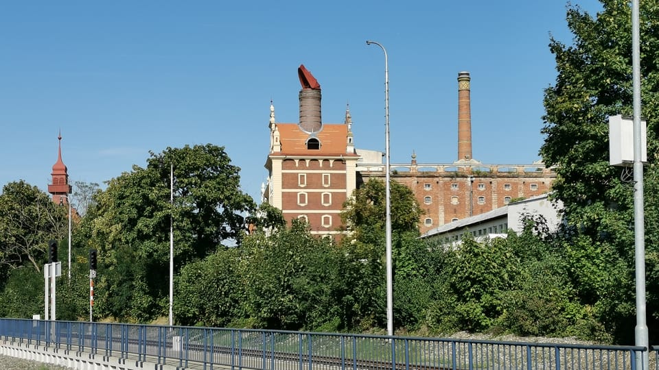 Kousek od nástupišť nádraží stojí slavný branický pivovar. Dnes je tu taneční škola a z varny jsou taneční sály | Foto: Petr Lukeš, Radio Prague International Kousek od nástupišť nádraží stojí slavný branický pivovar. Dnes je tu taneční škola a z varny jsou taneční sály | Foto: Petr Lukeš, Radio Prague International