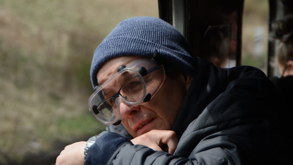 Zkušení fandové vědí, že od parní lokomotivy mohou do vlaku létat s kouřem i saze | Foto: Břetislav Tureček, Radio Prague International Zkušení fandové vědí, že od parní lokomotivy mohou do vlaku létat s kouřem i saze | Foto: Břetislav Tureček, Radio Prague International