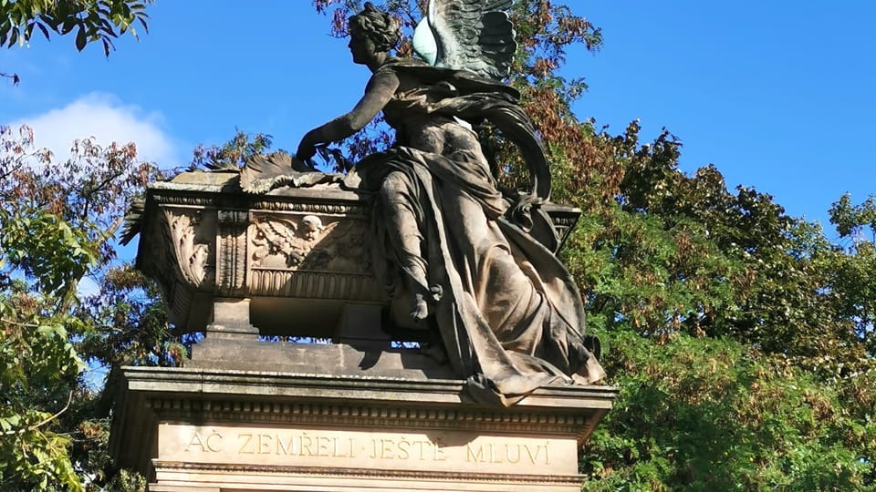 Nad sarkofágem se sklání alegorická postava „Génia vlasti“ s křídly | Foto: Petr Lukeš, Radio Prague International Nad sarkofágem se sklání alegorická postava „Génia vlasti“ s křídly | Foto: Petr Lukeš, Radio Prague International