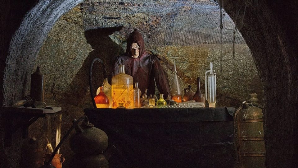 Labyrint sklepů a chodeb je dlouhý téměř 27 kilometrů,  místy je až na čtyři patra