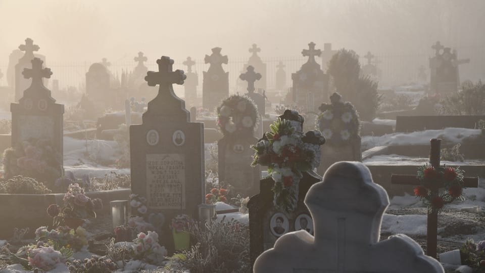 Galerie ukazuje hřbitovy dvou českých vesnic. Výzdobou překypuje ten v Gerniku, v 15 kilometrů vzdálené Svaté Heleně je daleko střídmější. | Foto: Břetislav Tureček Galerie ukazuje hřbitovy dvou českých vesnic. Výzdobou překypuje ten v Gerniku, v 15 kilometrů vzdálené Svaté Heleně je daleko střídmější. | Foto: Břetislav Tureček