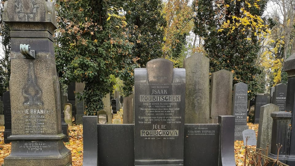 Některé hrobky bohatých rodin navrhovali přední architekti a sochaři | Foto: Petr Lukeš, Radio Prague International Některé hrobky bohatých rodin navrhovali přední architekti a sochaři | Foto: Petr Lukeš, Radio Prague International