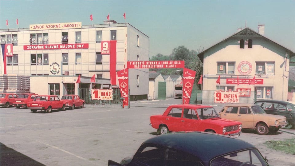 Dne 28. dubna 1948 byl Jelínkův podnik znárodněn. Jak uvádí společnost,  výroba byla začleněna do národního podniku Moravské lihovary a octárny Brno,  později se stává součástí podniku Slovácké konzervárny. | Reprofoto: Marcel Sladkowski: "Království slivovice - Osudy palírníků a palíren ve Vizovicích" / RUDOLF JELÍNEK a.s.