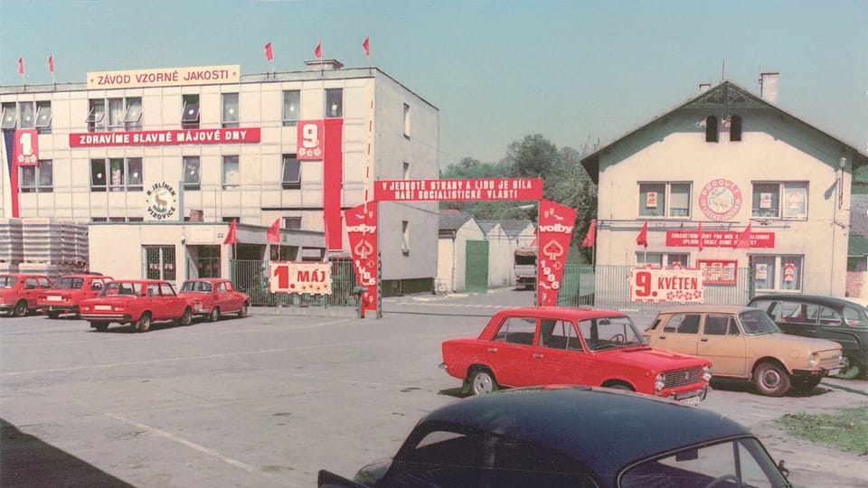 Dne 28. dubna 1948 byl Jelínkův podnik znárodněn. Jak uvádí společnost, výroba byla začleněna do národního podniku Moravské lihovary a octárny Brno, později se stává součástí podniku Slovácké konzervárny. | Reprofoto: Marcel Sladkowski: "Království slivovice - Osudy palírníků a palíren ve Vizovicích" / RUDOLF JELÍNEK a.s. Dne 28. dubna 1948 byl Jelínkův podnik znárodněn. Jak uvádí společnost, výroba byla začleněna do národního podniku Moravské lihovary a octárny Brno, později se stává součástí podniku Slovácké konzervárny. | Reprofoto: Marcel Sladkowski: "Království slivovice - Osudy palírníků a palíren ve Vizovicích" / RUDOLF JELÍNEK a.s.