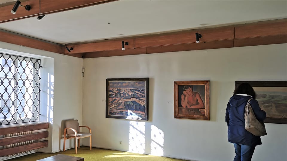 V pravé části židovské synagogy je umístěna galerie místního rodáka, malíře Václava Rabase | Foto: Klára Stejskalová, Radio Prague International V pravé části židovské synagogy je umístěna galerie místního rodáka, malíře Václava Rabase | Foto: Klára Stejskalová, Radio Prague International