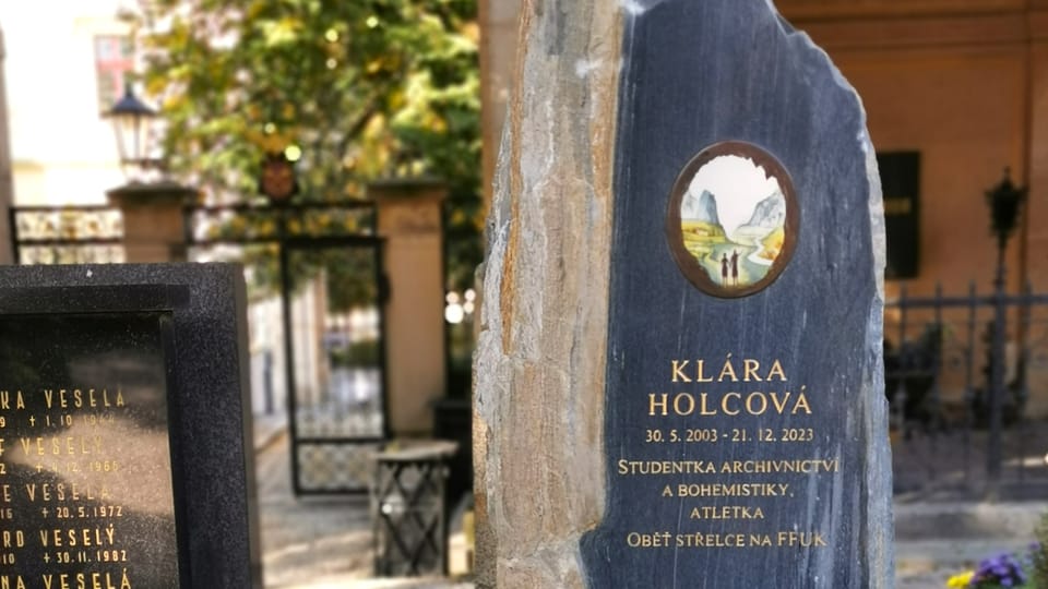 Hrob studentky Kláry Holcové, která se stala obětí střelby na Filozofické fakultě UK v prosinci 2023 | Foto: Petr Lukeš, Radio Prague International Hrob studentky Kláry Holcové, která se stala obětí střelby na Filozofické fakultě UK v prosinci 2023 | Foto: Petr Lukeš, Radio Prague International