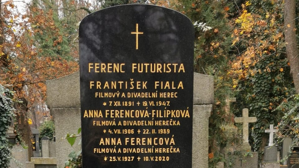 Hrob, kde leží Ferenc Futurista, vlastním jménem František Fiala | Foto: Petr Lukeš, Radio Prague International Hrob, kde leží Ferenc Futurista, vlastním jménem František Fiala | Foto: Petr Lukeš, Radio Prague International