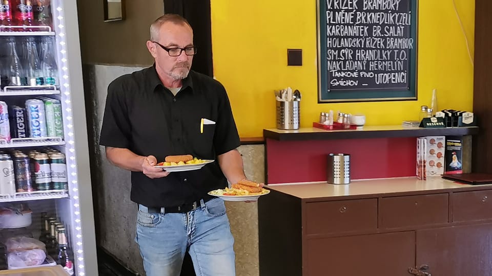 Hit nádražních restaurací Smažený sýr hned dvakrát. Jednou s hranolky a jednou s vařeným bramborem | Foto: Petr Lukeš, Radio Prague International Hit nádražních restaurací Smažený sýr hned dvakrát. Jednou s hranolky a jednou s vařeným bramborem | Foto: Petr Lukeš, Radio Prague International