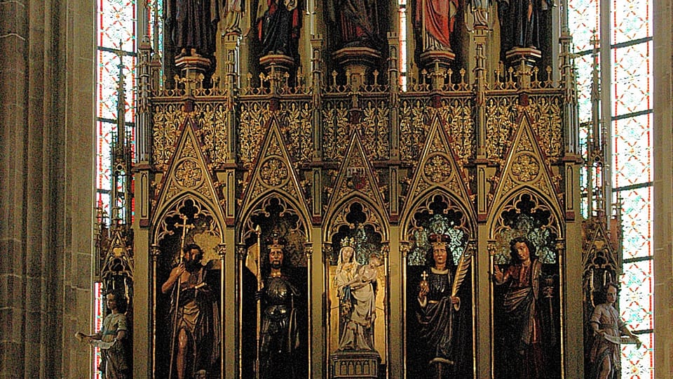 Novogotický hlavní oltář v čele presbytáře z roku 1883. Uprostřed je plzeňská madona, nad ní patron kostela svatý Bartoloměj. Ve spodní řadě jsou čtyři evangelisté Jan, Lukáš, Matouš a Marek. | Foto: Jaroslav Mach Novogotický hlavní oltář v čele presbytáře z roku 1883. Uprostřed je plzeňská madona, nad ní patron kostela svatý Bartoloměj. Ve spodní řadě jsou čtyři evangelisté Jan, Lukáš, Matouš a Marek. | Foto: Jaroslav Mach