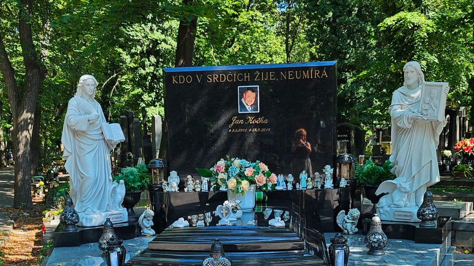 Pompézní hrob mladého Jana Kočky ze známé pražské rodiny. | Foto: Petr Lukeš, Radio Prague International Pompézní hrob mladého Jana Kočky ze známé pražské rodiny. | Foto: Petr Lukeš, Radio Prague International