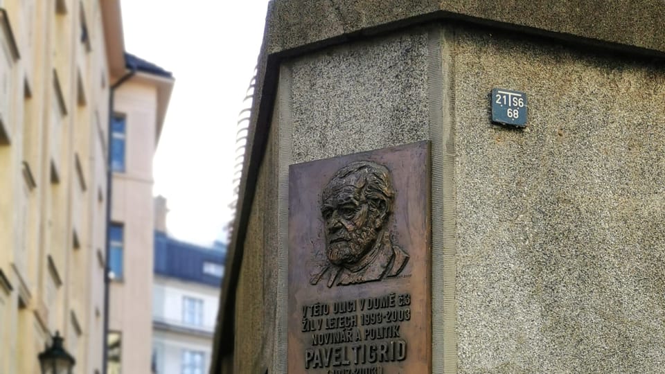 Pamětní deska Pavla Tigrida, který se zasloužil o zvelebení Starého židovského hřbitova | Foto: Petr Lukeš, Radio Prague International Pamětní deska Pavla Tigrida, který se zasloužil o zvelebení Starého židovského hřbitova | Foto: Petr Lukeš, Radio Prague International