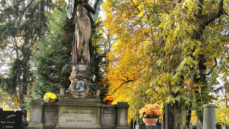 Jedna z největších hrobek patří bývalému starostovi Královských Vinohrad Janu Friedlaendrovi | Foto: Petr Lukeš, Radio Prague International Jedna z největších hrobek patří bývalému starostovi Královských Vinohrad Janu Friedlaendrovi | Foto: Petr Lukeš, Radio Prague International