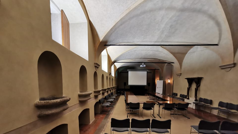 Přednáškový sál vzniknul z konírny. Po stranách jsou ještě původní kamené žlaby. | Foto: Petr Lukeš,  Radio Prague International