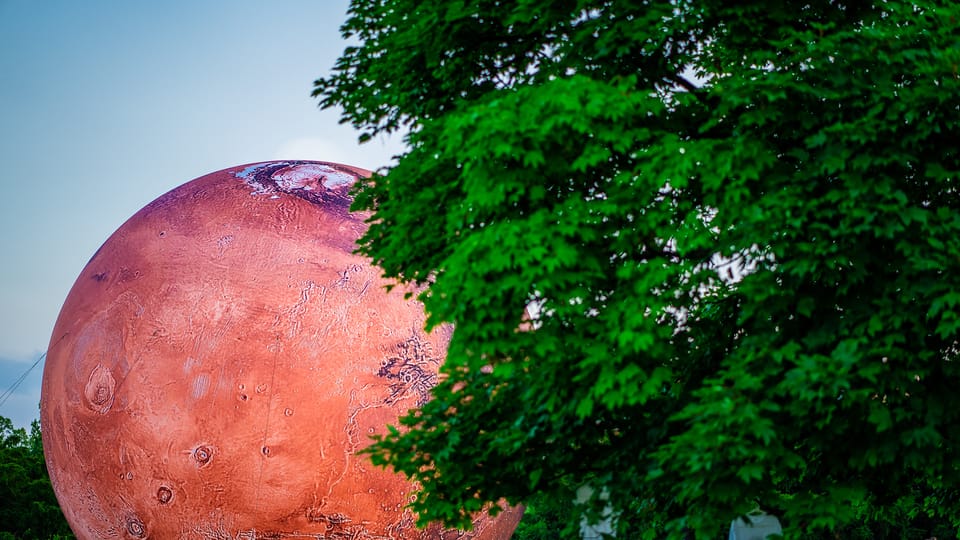Model Marsu - Marsmeloun | Foto: Michal Bernátek, Hvězdárna a planetárium Brno Model Marsu - Marsmeloun | Foto: Michal Bernátek, Hvězdárna a planetárium Brno