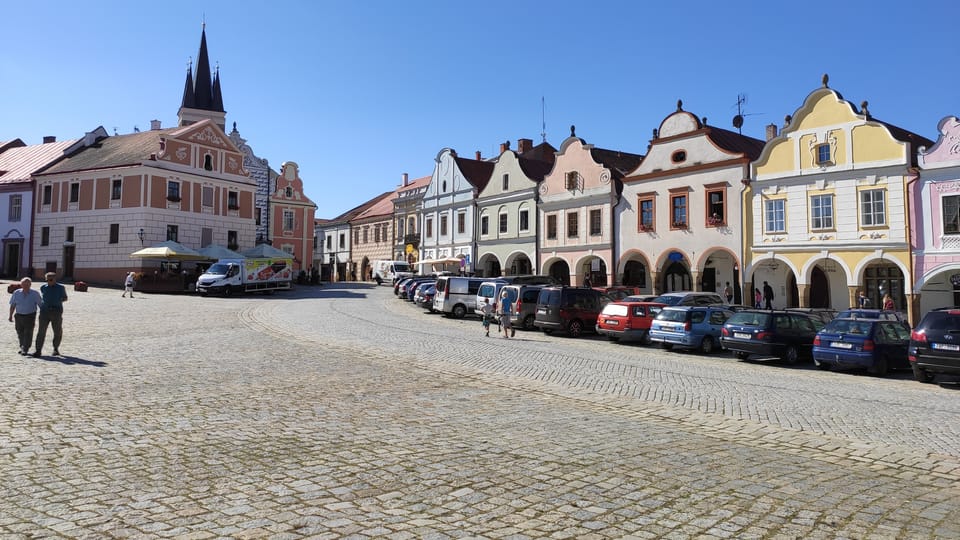 Náměstí Zachariáše z Hradce s věží kostela sv. Ducha, foto: Klára Stejskalová Náměstí Zachariáše z Hradce s věží kostela sv. Ducha, foto: Klára Stejskalová