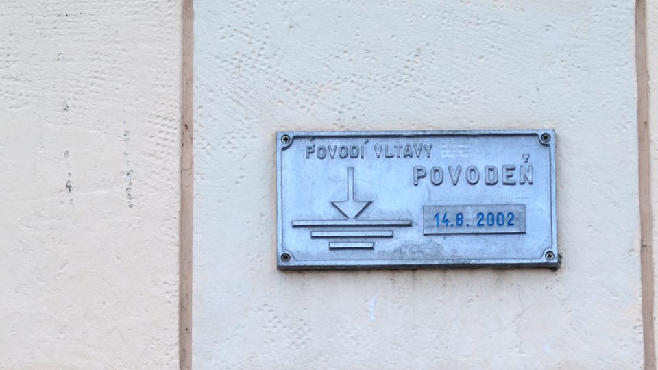 Povodňové a nivelační značky na Staroměstské vodárenské věži. Cedulka s nápisem „Státní nivelace“ se nachází zhruba ve výšce dvou metrů. | Foto: Miloš Turek, Radio Prague International Povodňové a nivelační značky na Staroměstské vodárenské věži. Cedulka s nápisem „Státní nivelace“ se nachází zhruba ve výšce dvou metrů. | Foto: Miloš Turek, Radio Prague International