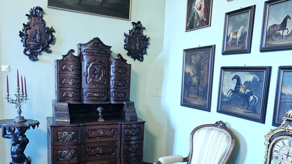 Interiér a oblíbené obrazy s koňskými motivy | Foto: Klára Stejskalová, Radio Prague International Interiér a oblíbené obrazy s koňskými motivy | Foto: Klára Stejskalová, Radio Prague International