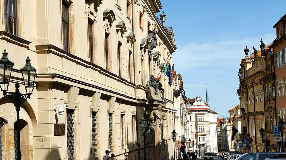 Rozlehlé palácové průčelí Kolowratského (později Thun – Hohenštejnského) paláce se obrací do úzké, a navíc strmé Nerudovy ulice. To byl pro stavitele oříšek | Foto: Petr Lukeš, Radio Prague International Rozlehlé palácové průčelí Kolowratského (později Thun – Hohenštejnského) paláce se obrací do úzké, a navíc strmé Nerudovy ulice. To byl pro stavitele oříšek | Foto: Petr Lukeš, Radio Prague International