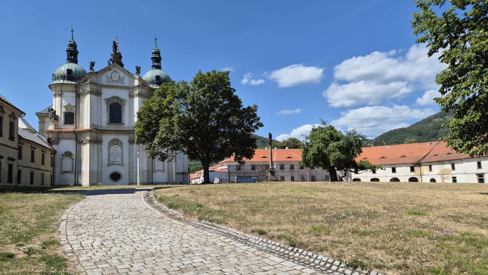 Podél horské železnice najdete řadu pamětihodností,  které stojí za návštěvu. Například cisterciácký klášter v Oseku | Foto: Petr Lukeš,  Radio Prague International