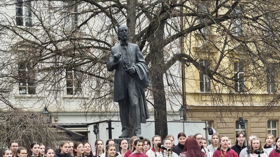 Plzeňský dětský sbor u Smetanova pomníku | Foto: Klára Stejskalová,  Radio Prague International