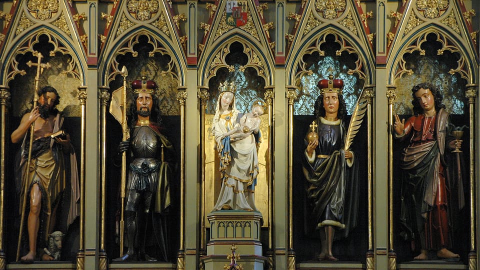 Vedle sochy Panny Marie na hlavním oltáři jsou svatí Jan Křtitel,  Václav,  Vít a Jan | Foto: Jaroslav Mach