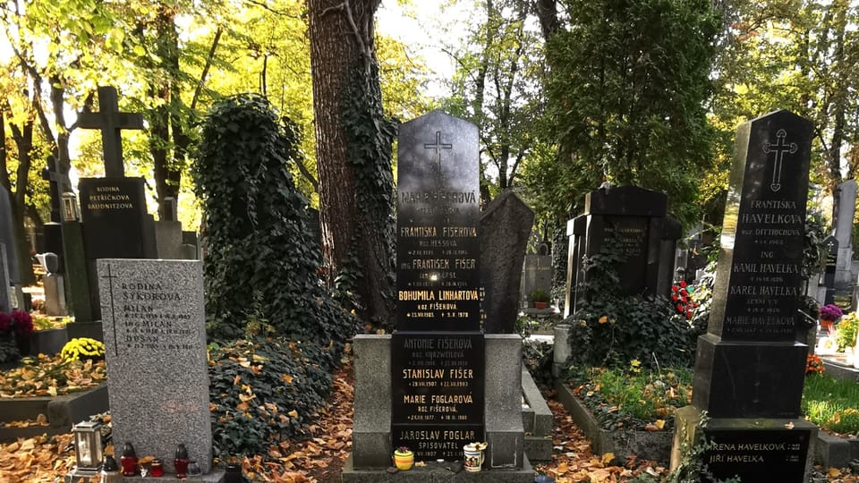 Skromný rodinný hrob, ve kterém odpočívá Jaroslav Foglar | Foto: Petr Lukeš, Radio Prague International Skromný rodinný hrob, ve kterém odpočívá Jaroslav Foglar | Foto: Petr Lukeš, Radio Prague International