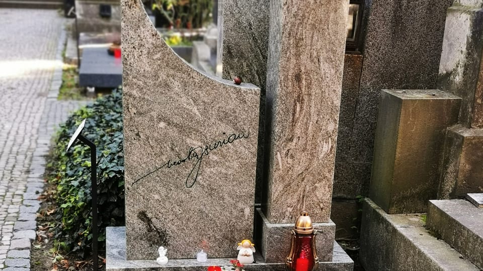 Hrob krále komiků Vlasty Buriana na Vyšehradě | Foto: Petr Lukeš, Radio Prague International Hrob krále komiků Vlasty Buriana na Vyšehradě | Foto: Petr Lukeš, Radio Prague International